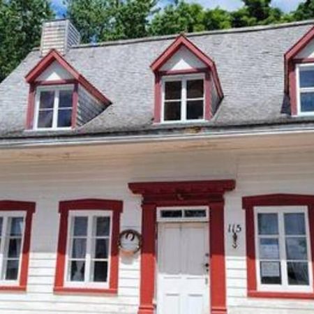 Om Chalet 1 Avec Spa Face Au Fleuve Saint-Jean 外观 照片