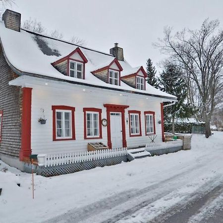 Om Chalet 1 Avec Spa Face Au Fleuve Saint-Jean 外观 照片