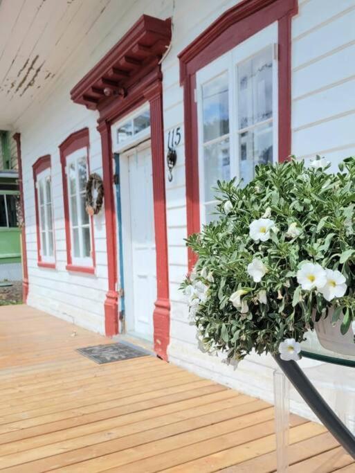 Om Chalet 1 Avec Spa Face Au Fleuve Saint-Jean 外观 照片