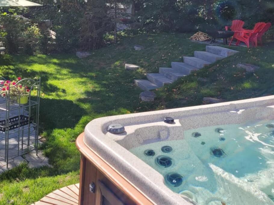 Om Chalet 1 Avec Spa Face Au Fleuve Saint-Jean 外观 照片