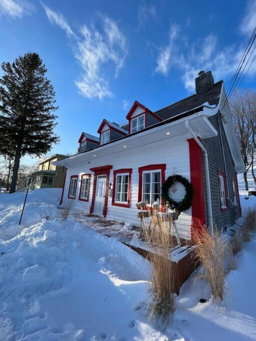 Om Chalet 1 Avec Spa Face Au Fleuve Saint-Jean 外观 照片