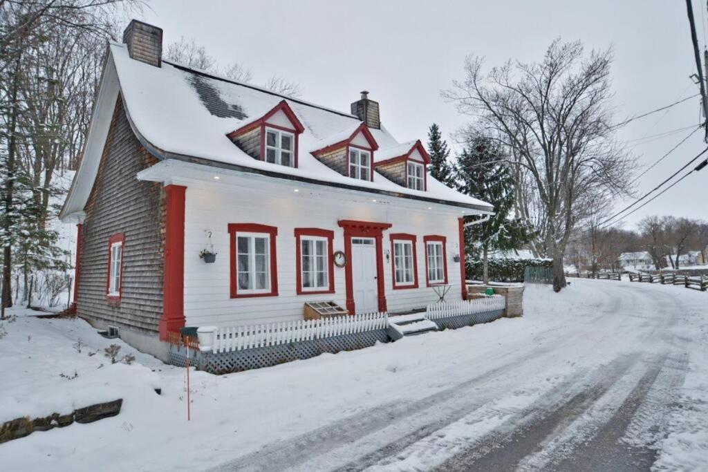 Om Chalet 1 Avec Spa Face Au Fleuve Saint-Jean 外观 照片